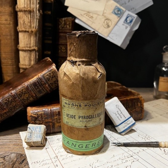 Pyrogallic acid - Antique pharmacy bottle - by Curiositas SAS